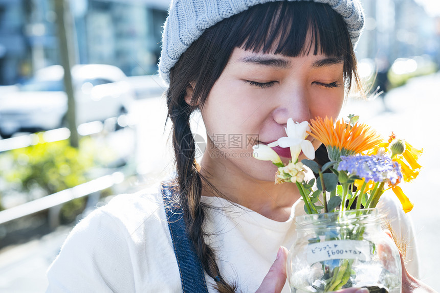 花店的可爱女老板闻一束花图片