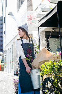 室内盆栽花店的一名妇女图片