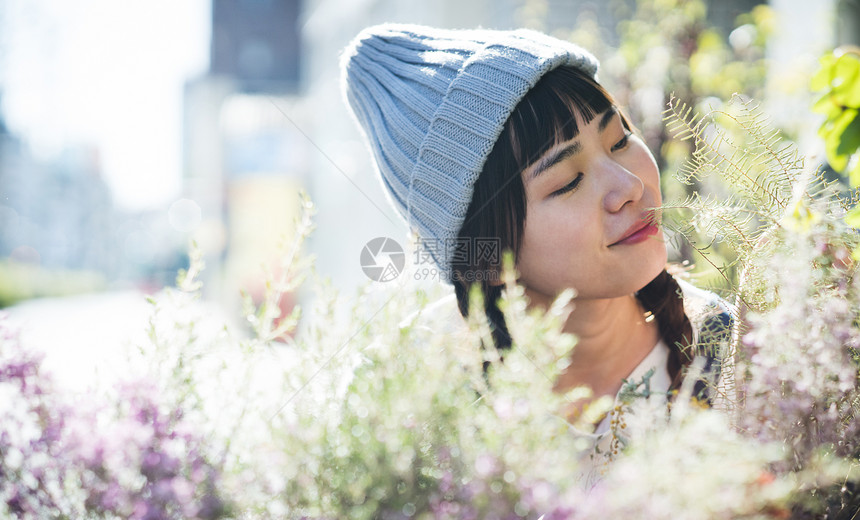 年轻美丽花店的女老板图片