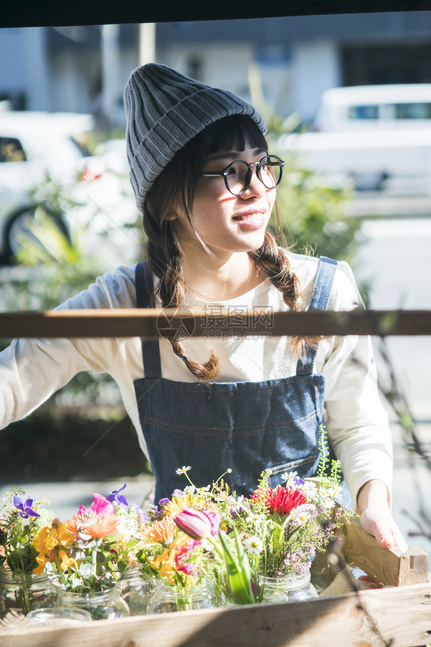 打理花店的女老板图片