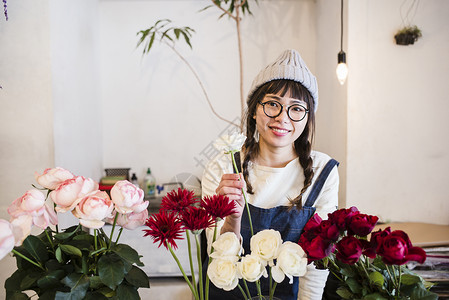 女子在花店卖花图片