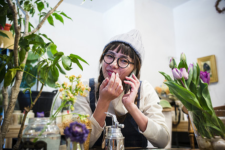 女子在花店卖花图片