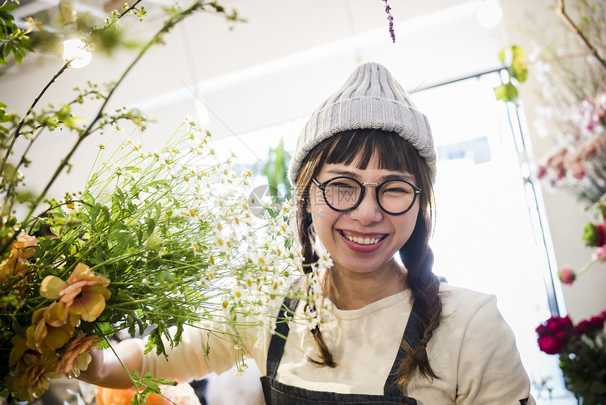 女人在花店打工图片