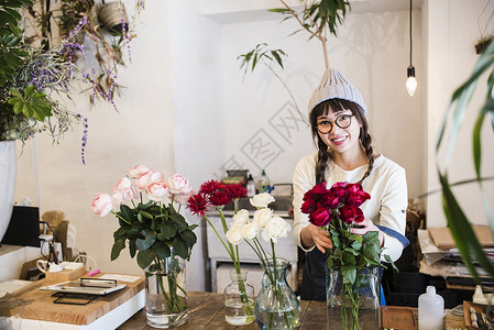  微笑的花店女职工图片