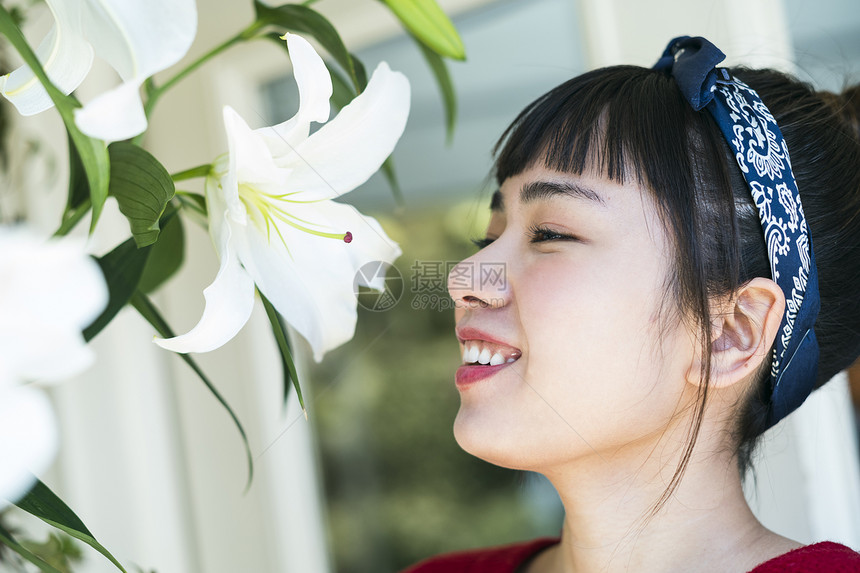  闻花香的女性图片