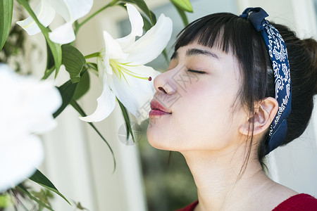  闻花的女性图片