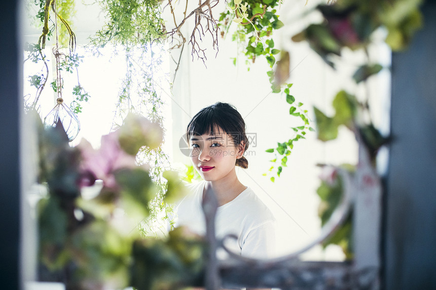 鲜花绿植和年轻女孩图片