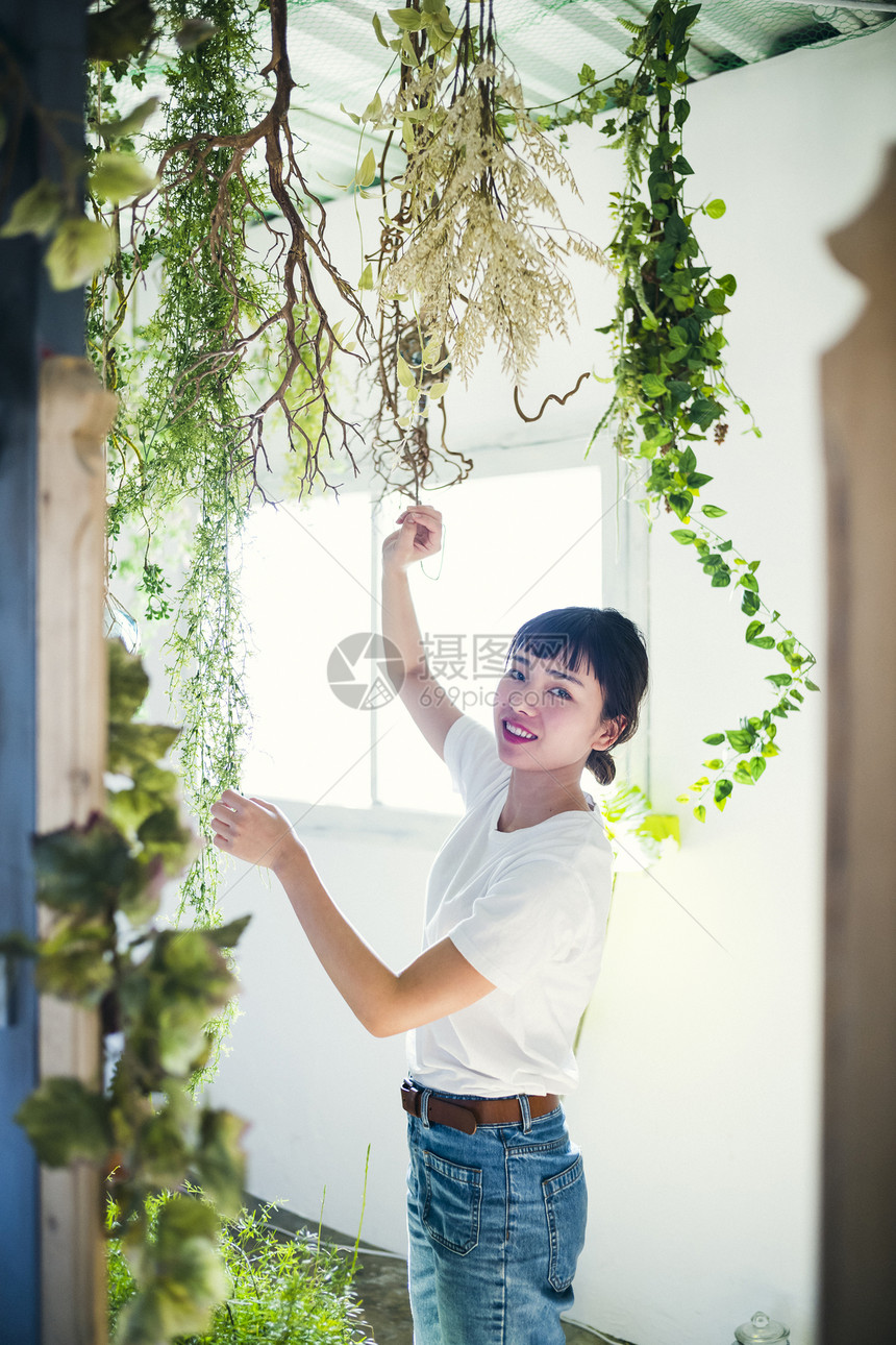 鲜花绿植和年轻女孩图片