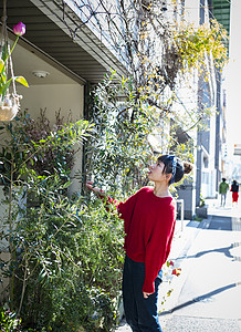 鲜花绿植和年轻女孩图片