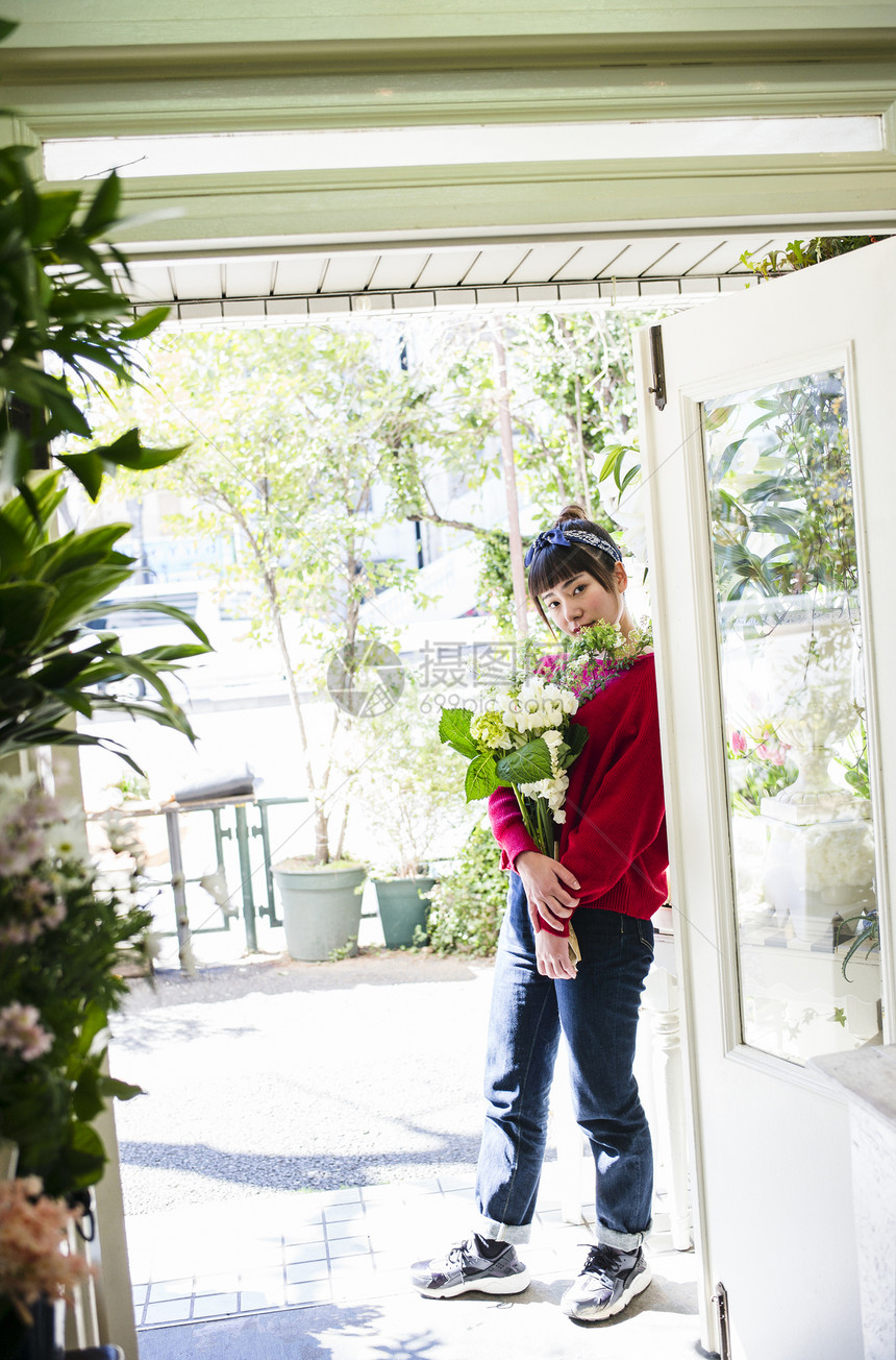 鲜花绿植和年轻女孩图片