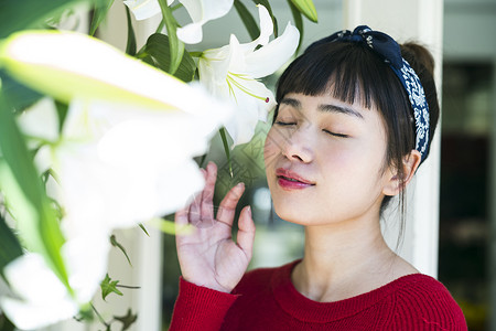  闻花微笑的女人图片