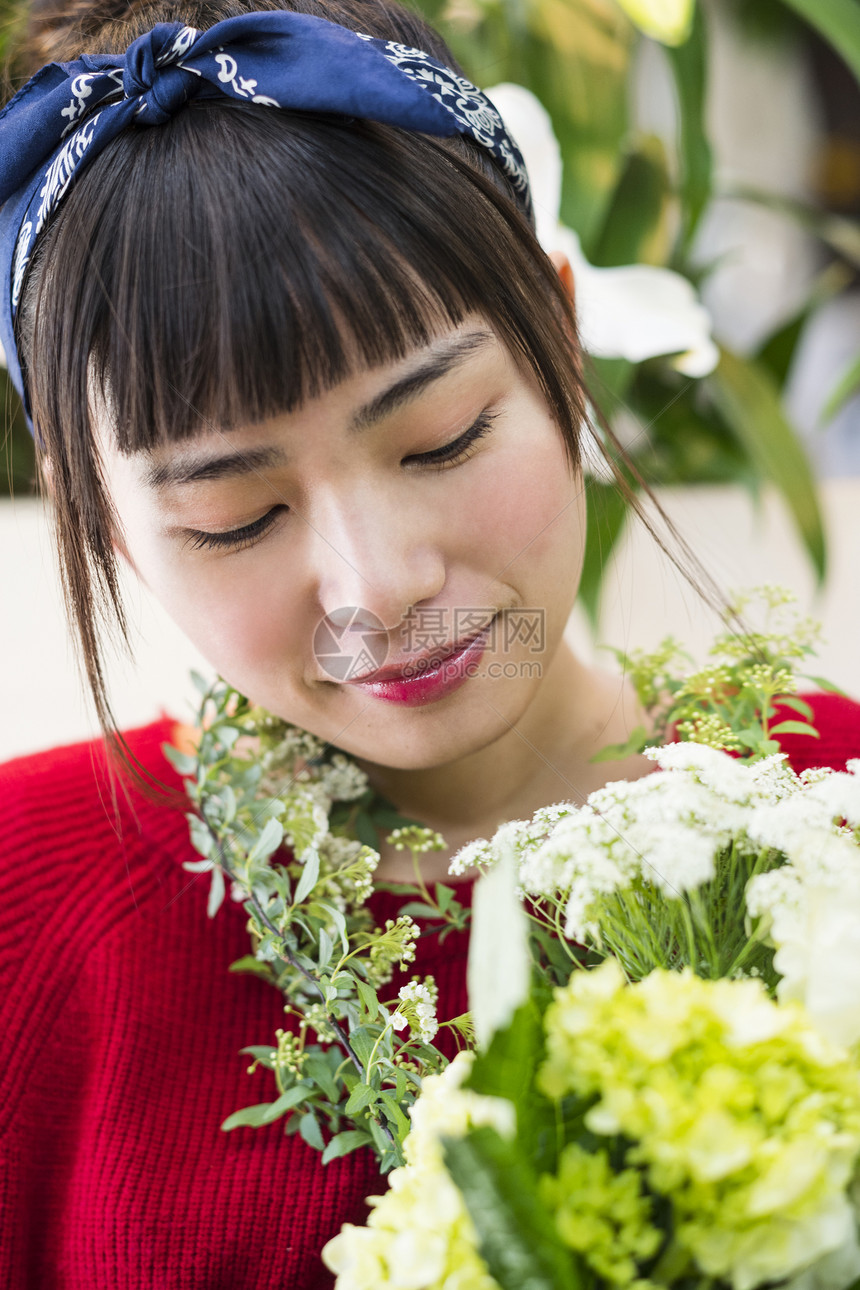  看花的女性图片