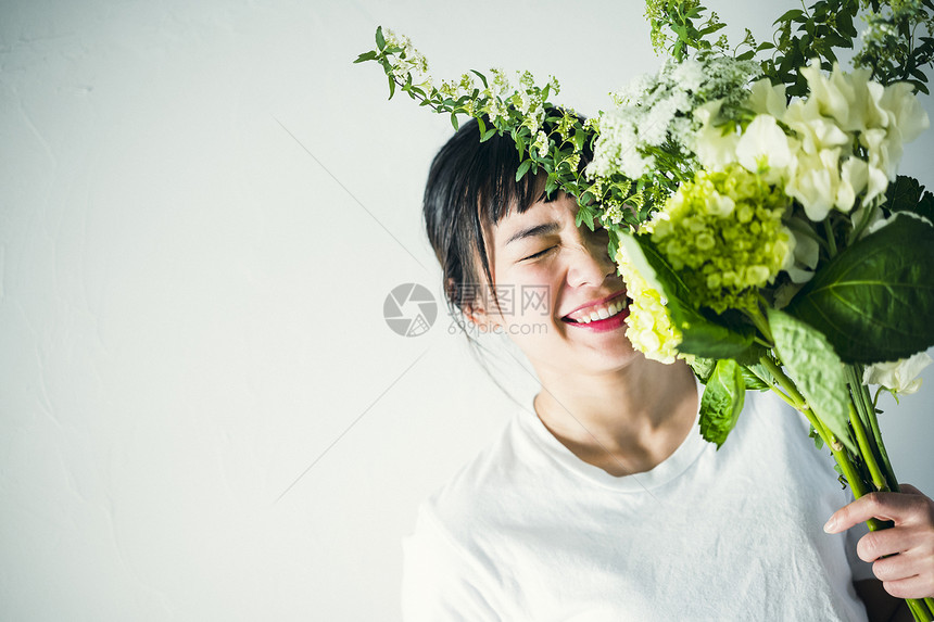 女人手捧花束图片