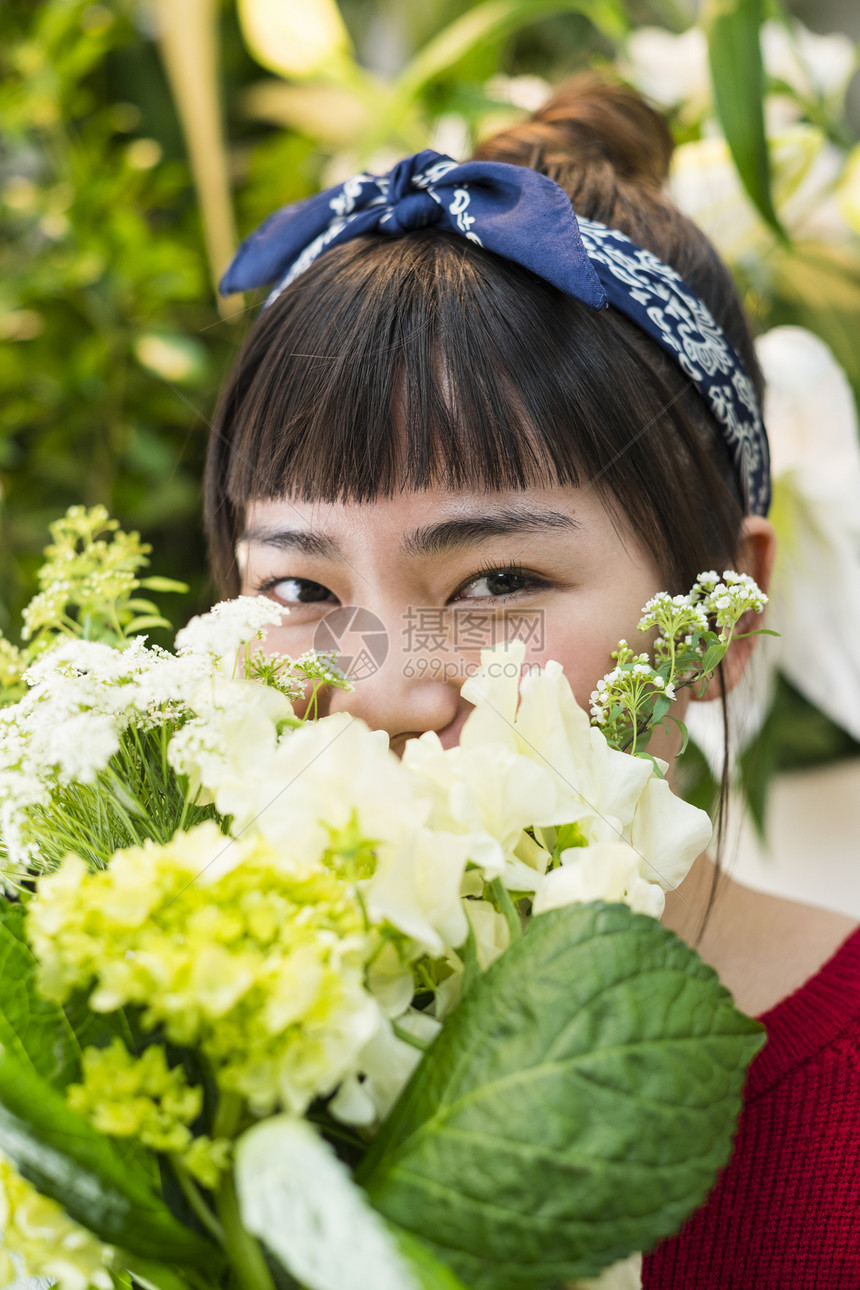 女人手捧花束图片