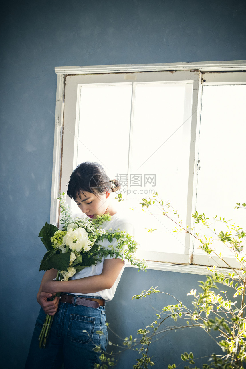 美女与鲜花写真图片