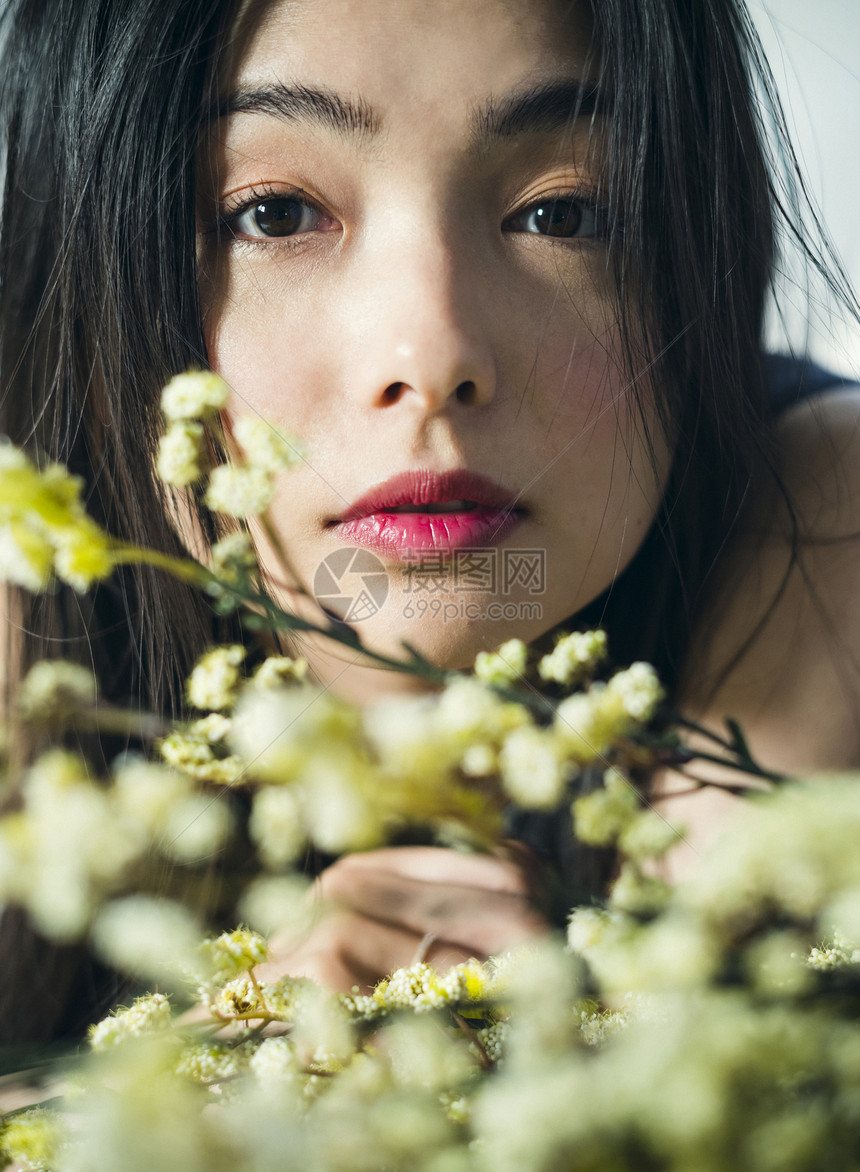 手拿着鲜花的美丽女孩图片