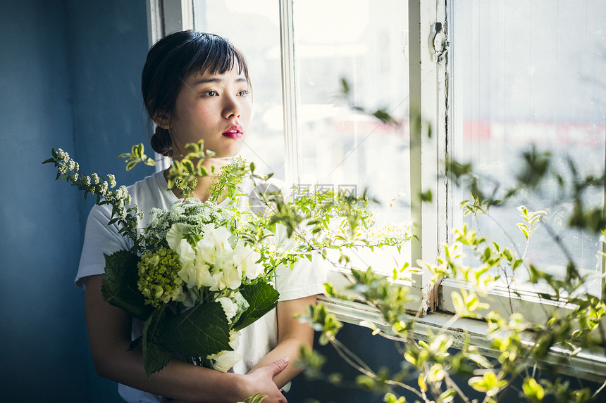 手拿花的少女图片