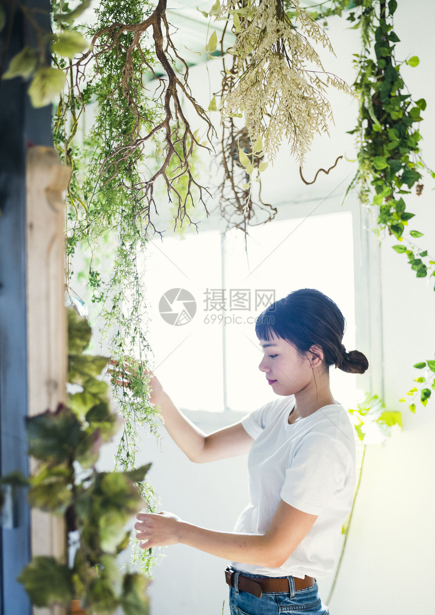 欣赏植物的女孩图片