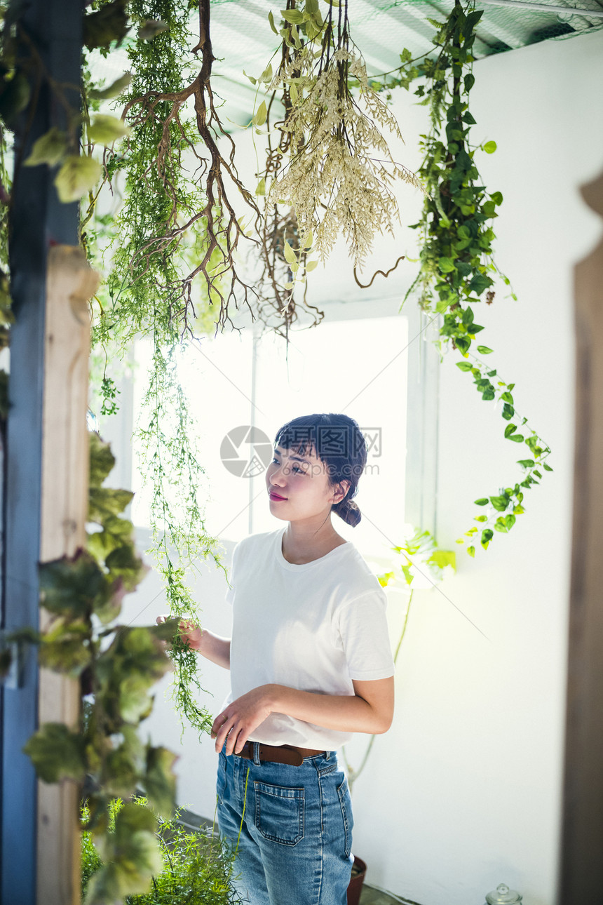 欣赏植物的女孩图片