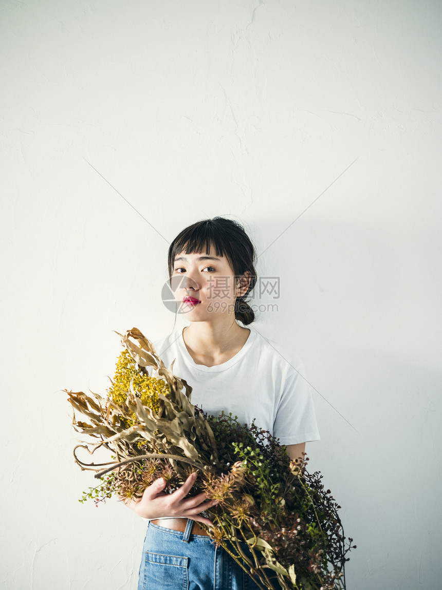 手拿花的少女图片