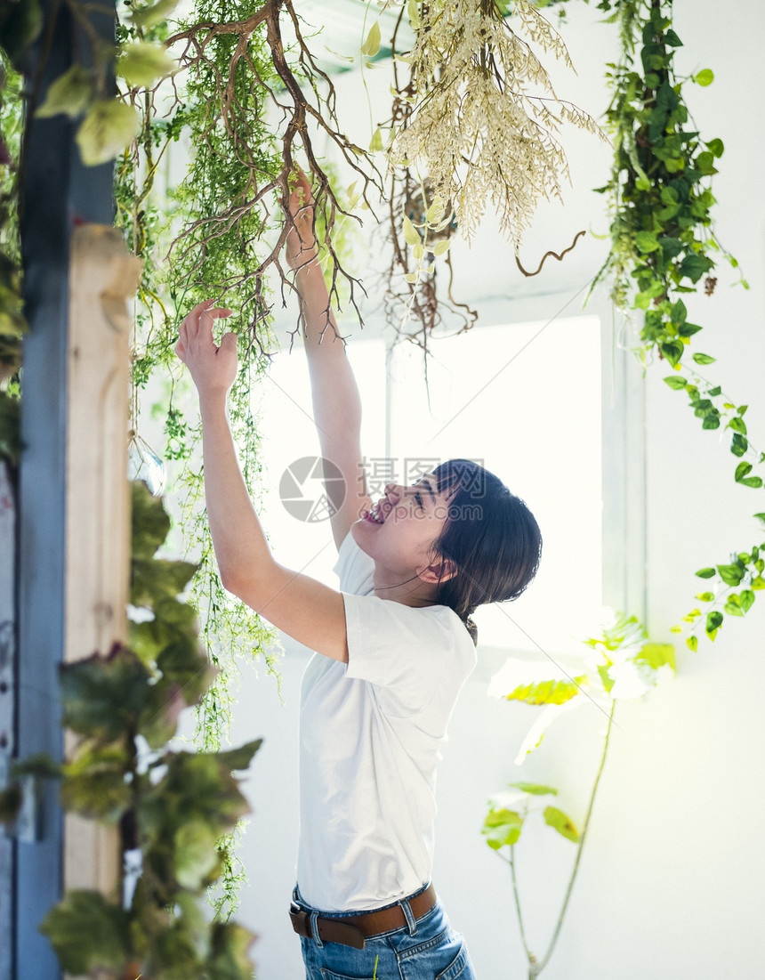 欣赏植物的女孩图片