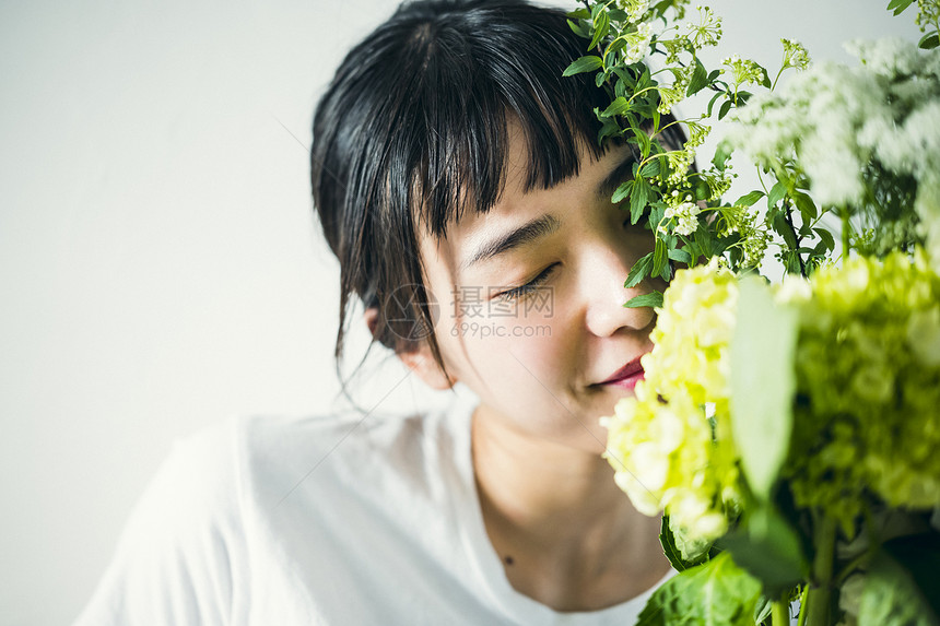 手拿花束的美丽女孩图片