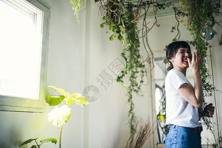 鲜花日本人活力植物的女肖像图片