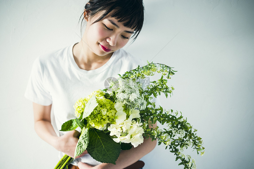 文艺女孩手拿花束图片