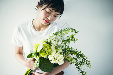 文艺女孩手拿花束图片