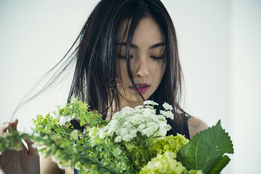 手拿花束的女子图片