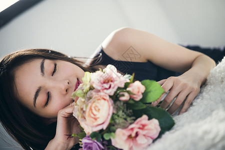感的日本人诗句与玫瑰花束的女画象图片