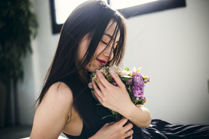 日本人高雅升起与玫瑰花束的女画象图片