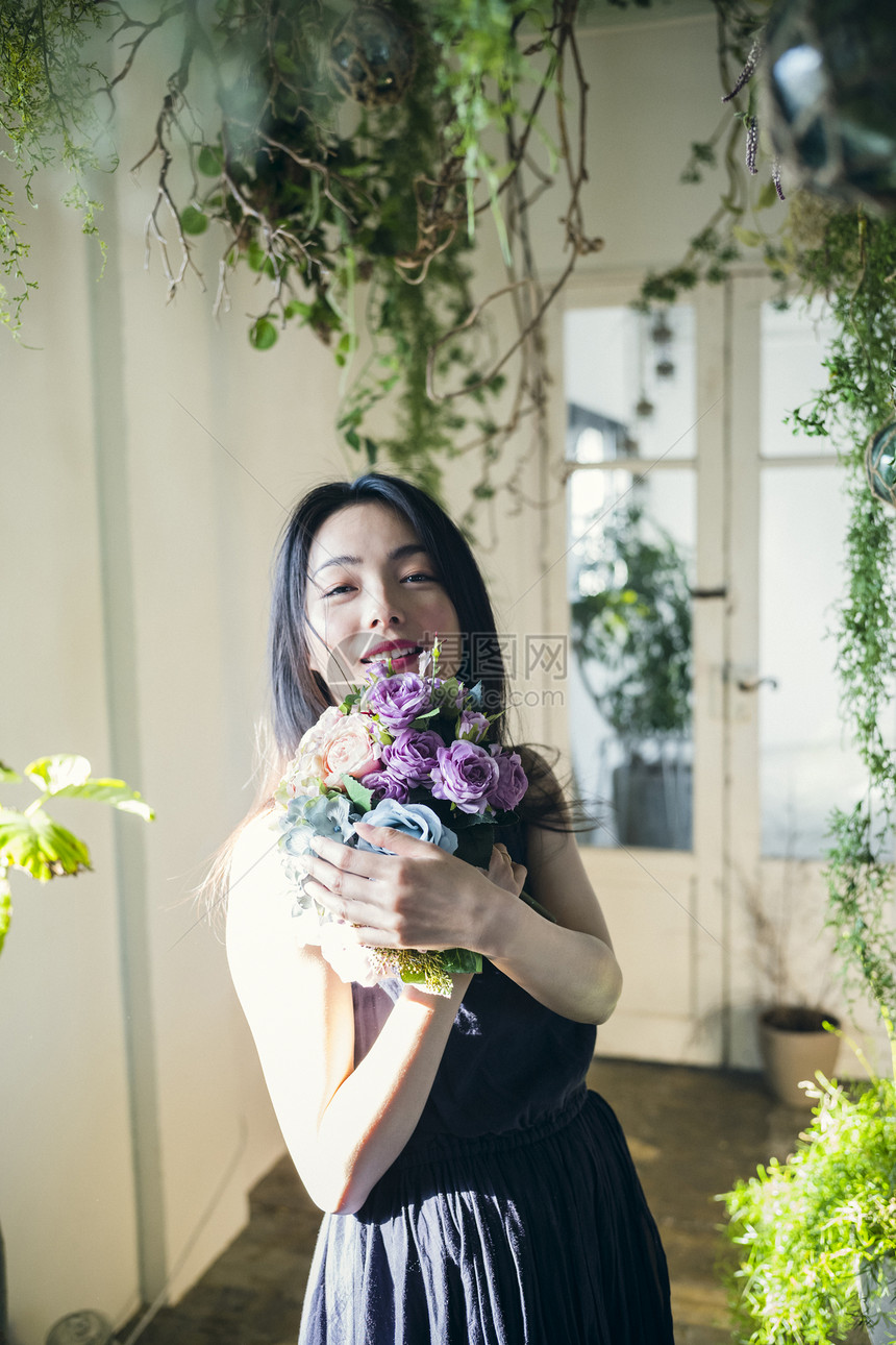 流行二十多岁翠绿有绿色和花束的妇女图片