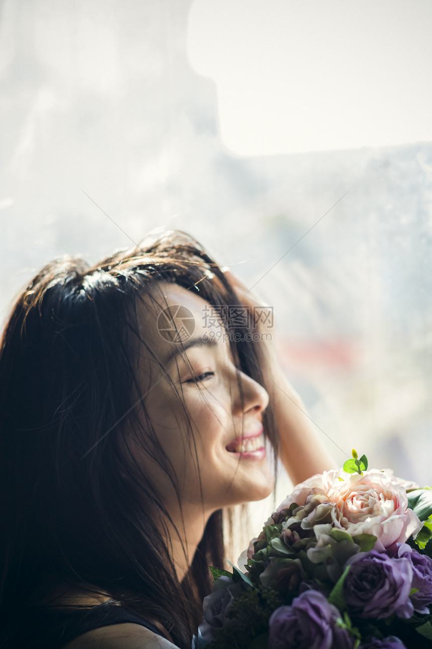 三十几岁乐趣青年与玫瑰花束的女画象图片