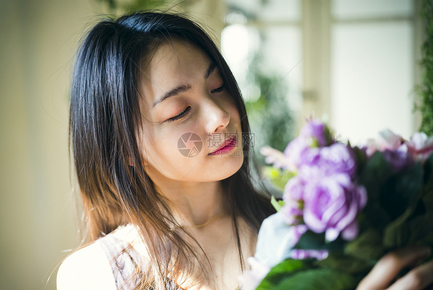 女孩们少女文稿空间与玫瑰花束的女画象图片