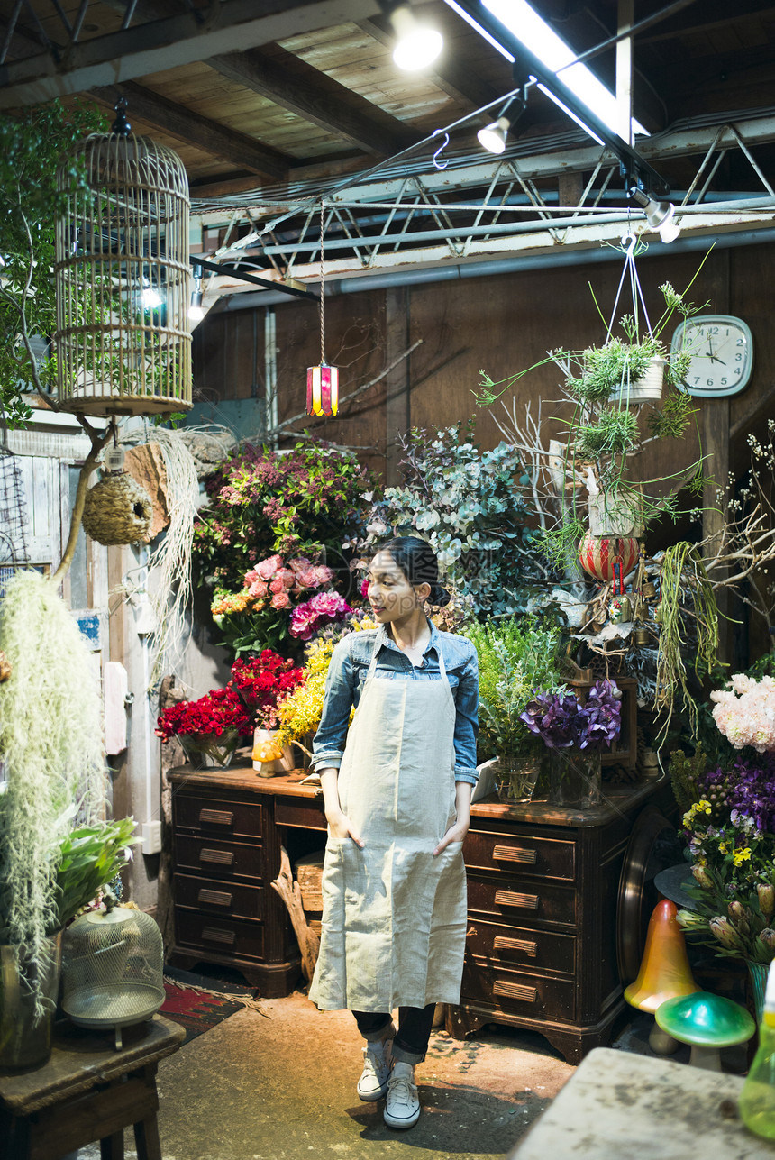 二十几岁全身年轻的女孩工作在花店的妇女图片