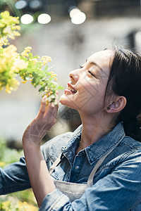 1人30多岁亚洲工作在花店的妇女图片