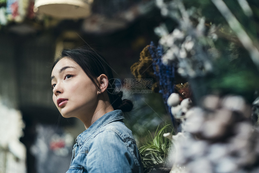 兼差明亮女士们花店的一名妇女图片