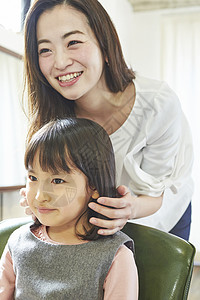 幼儿美发师给小女孩理发图片
