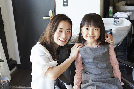 幼儿理发师和小女孩背景图片
