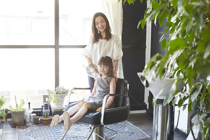 幼儿美发师给小女孩剪头发图片