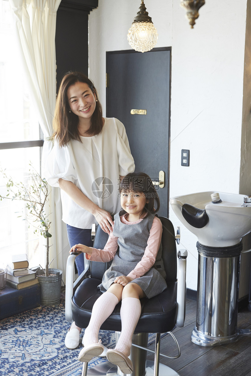 幼儿美发师给小女孩剪头发图片