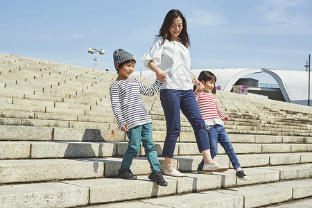 日本人儿童生机勃勃出去的家庭图片