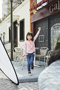 户外开心拍摄的小女孩背景图片