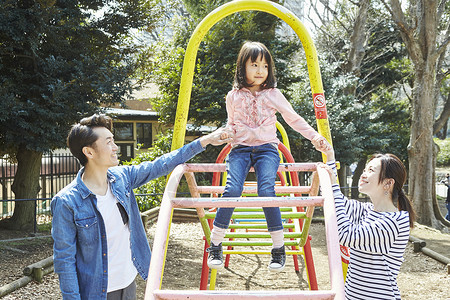 公园里玩耍的一家人图片