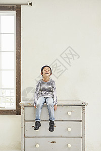 坐在家具上的小男孩图片
