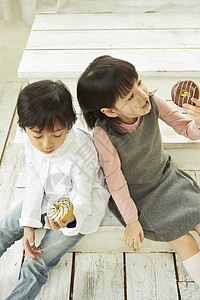 吃甜甜圈的孩子图片