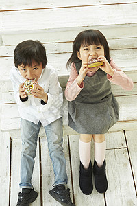 吃甜甜圈的孩子背景图片