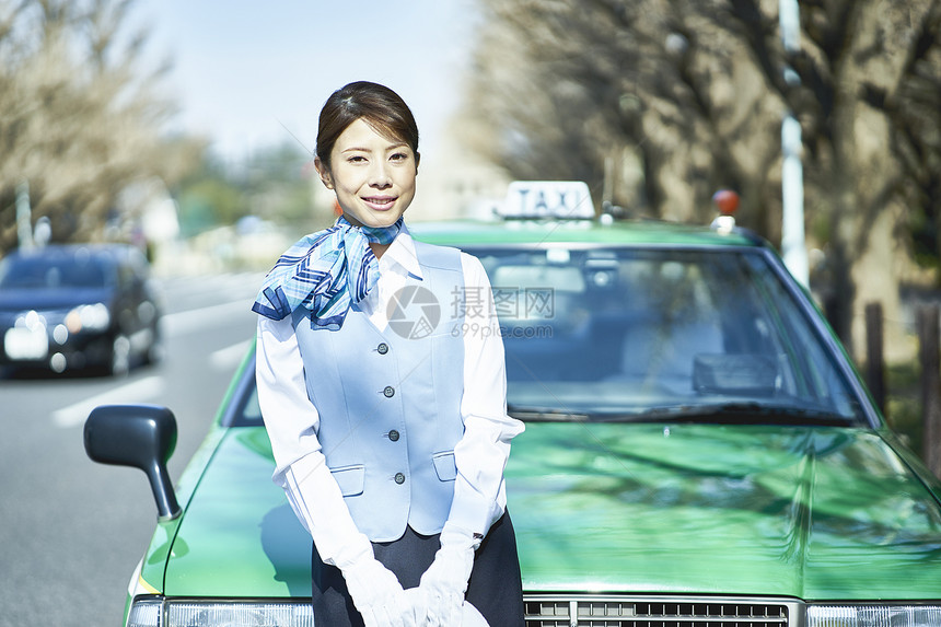 站在车前的女出租车司机图片