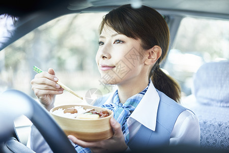 正在吃饭的女出租车司机图片